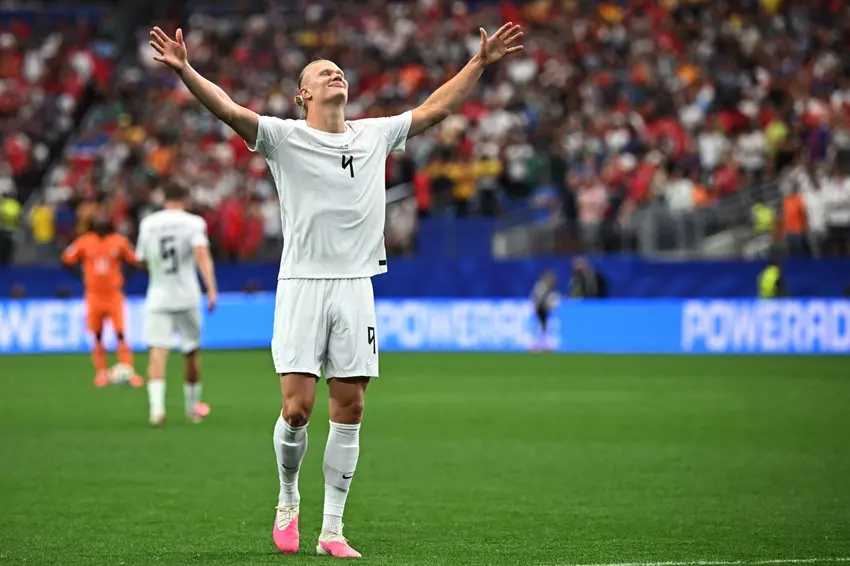 Haaland célèbre avec la Norvège avant le duel contre le Brésil en Coupe du Monde 2026.
