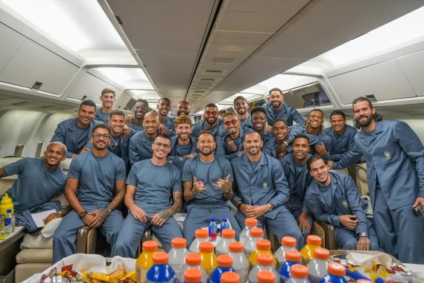Seleção Brasileira reunida no gramado depois da vitória por 6 a 2 contra o Panamá