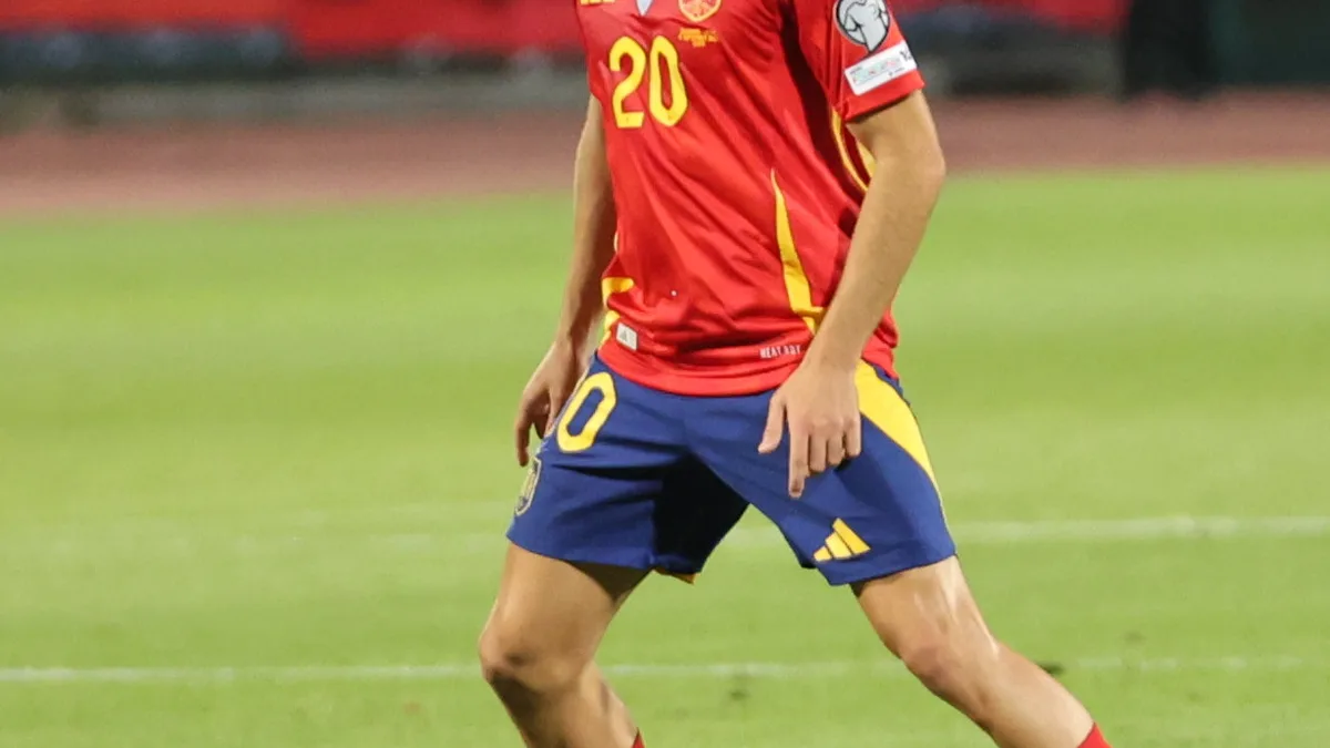 Pedri directs the rhythm of a team that has conceded only once.