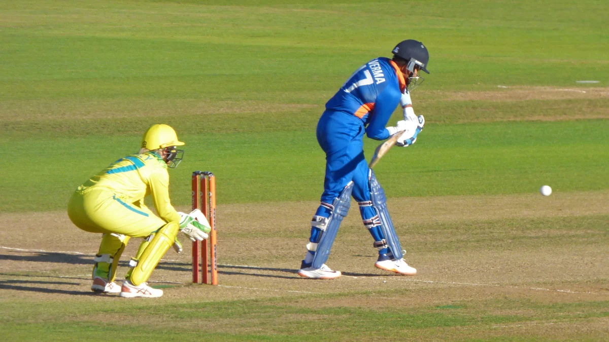 Shafali Verma, en tenue bleue de l’Inde, frappe devant une wicket-keeper australienne