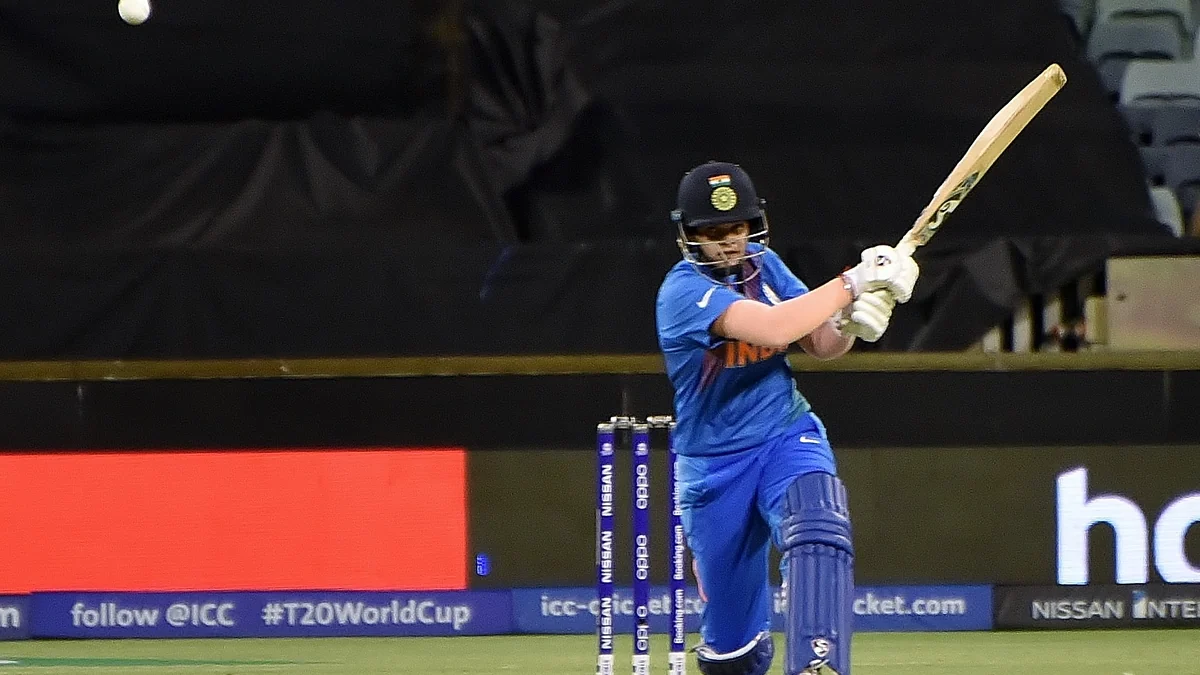 Shafali Verma joue une balle haute en portant la tenue bleue de l’Inde