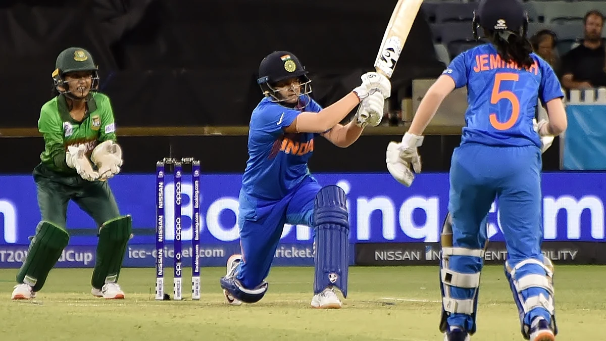 Shafali Verma frappe à genou, avec la wicket-keeper du Bangladesh et Jemimah Rodrigues derrière elle