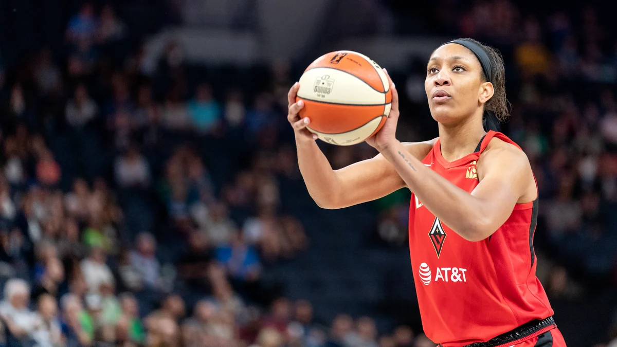 A’ja Wilson segura a bola diante do rosto antes de um lance livre pelas Las Vegas Aces.