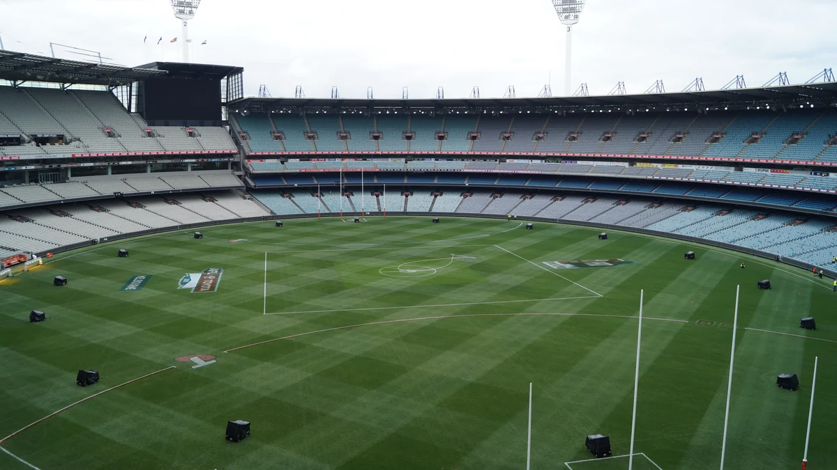 Campo vacío del Melbourne Cricket Ground con postes de fútbol australiano