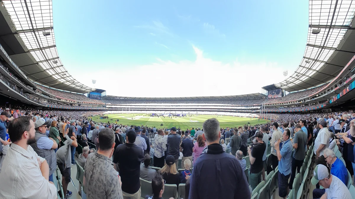Vista panorámica de las gradas llenas y el campo del Melbourne Cricket Ground