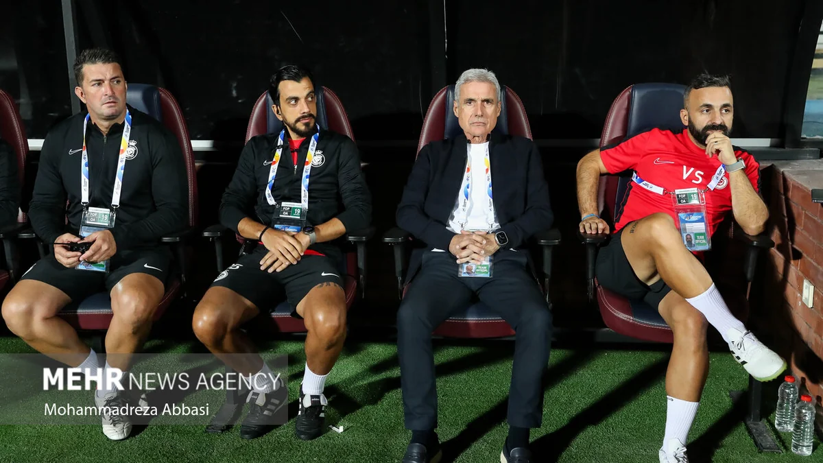 Quatre membres du staff d’Al-Nassr assis sur le banc de touche