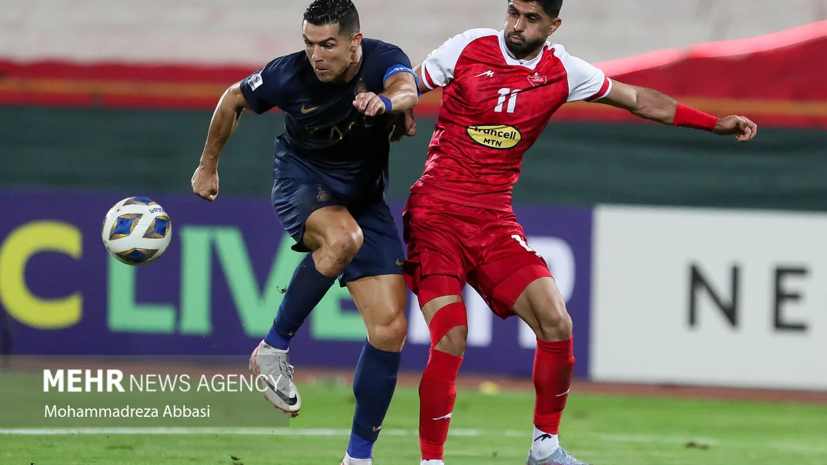 Un joueur d’Al-Nassr dispute le ballon avec un adversaire en rouge