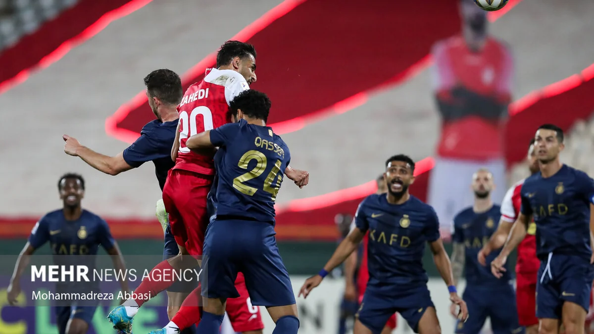 Des joueurs d’Al-Nassr entourent un adversaire qui reprend le ballon de la tête dans la surface