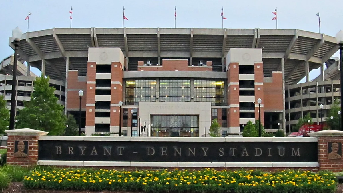 Letreiro Bryant-Denny Stadium diante da fachada do estádio