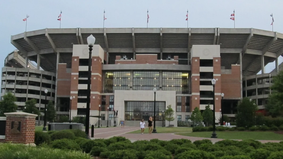 Fachada do Bryant–Denny Stadium vista a partir da área externa ajardinada