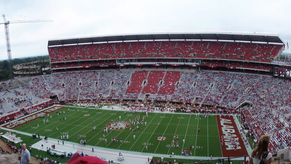 Vista panorâmica do campo e das arquibancadas do Bryant–Denny Stadium