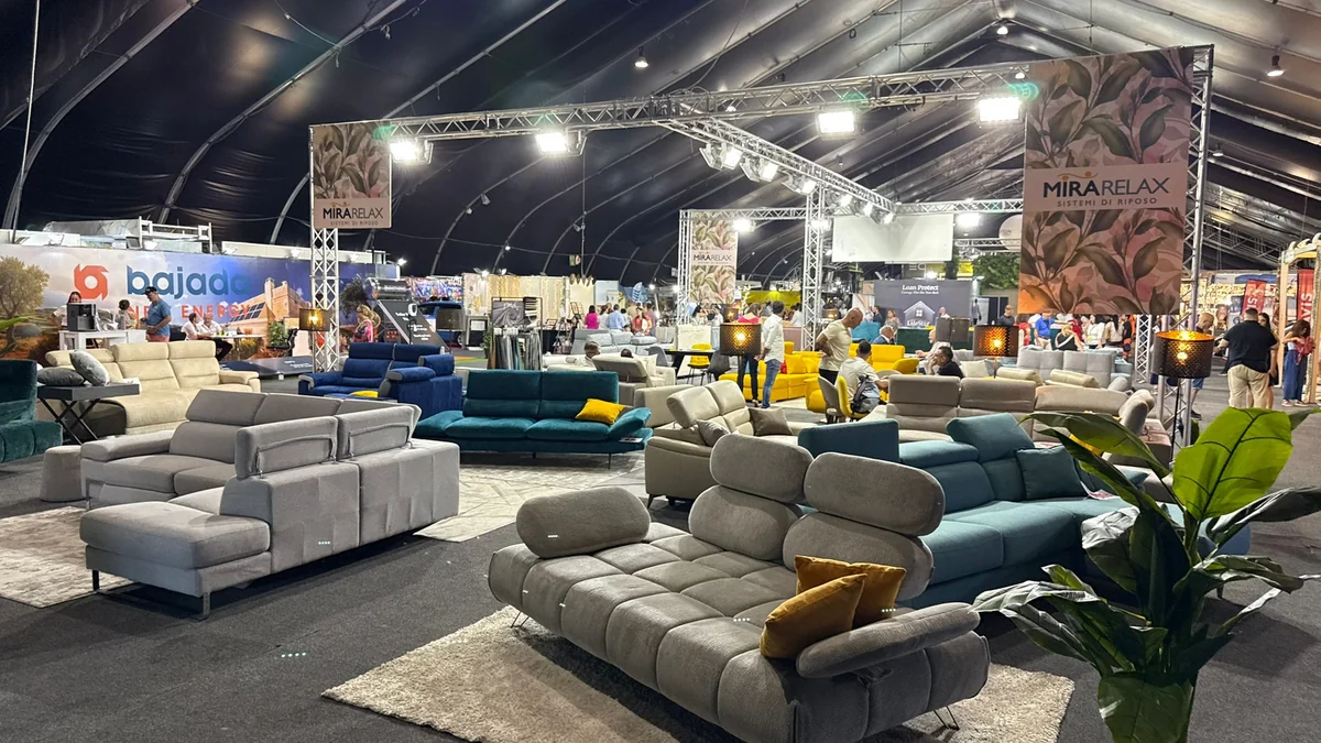 Intérieur du MFCC avec des canapés présentés sur des stands de salon