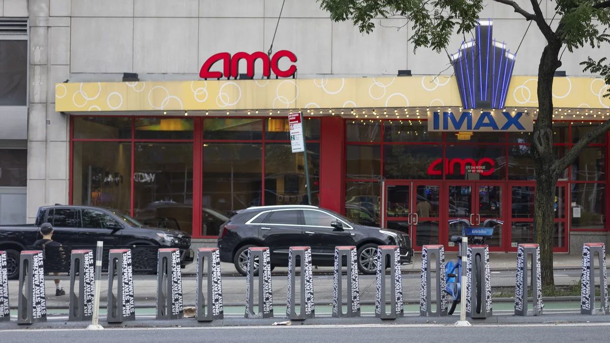Fachada do AMC Kips Bay 15 com letreiros AMC e IMAX, vista atrás de uma estação de bicicletas