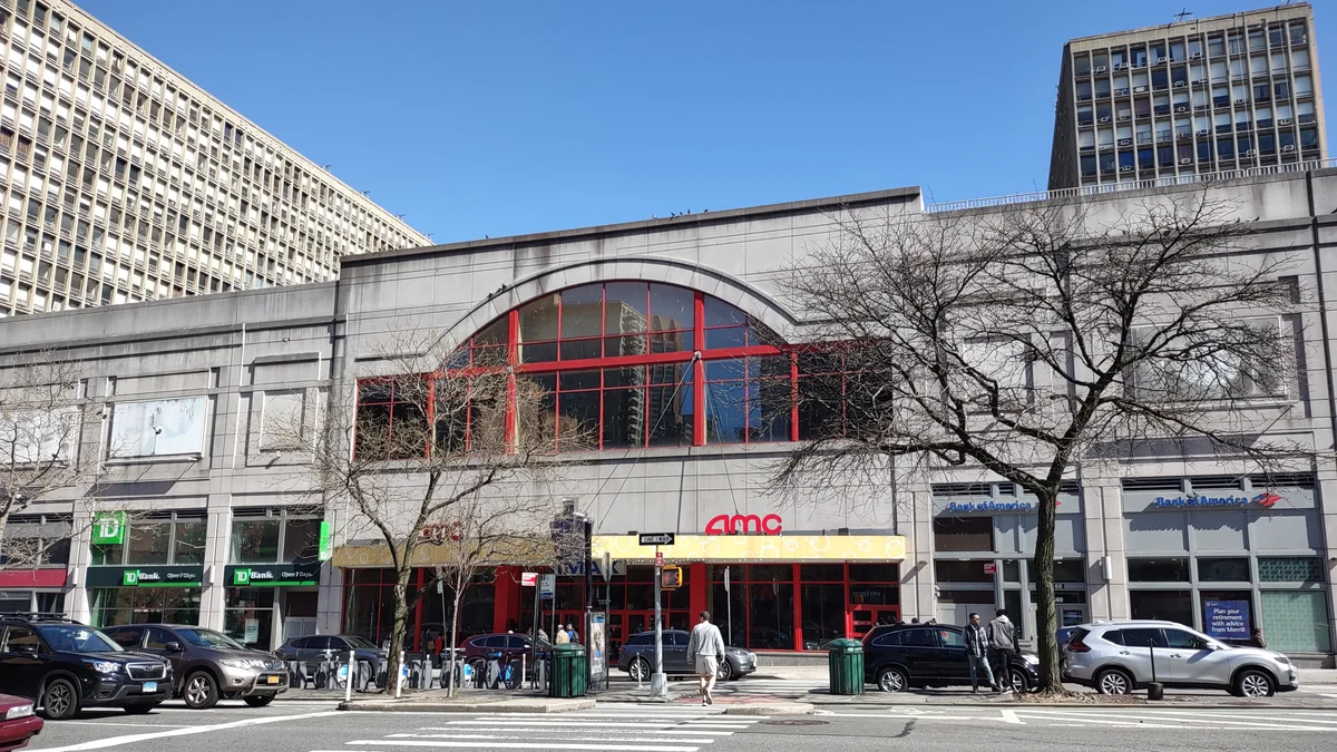 Edifício do AMC Kips Bay 15 na Second Avenue, com fachada cinza, janelas vermelhas e árvores na calçada
