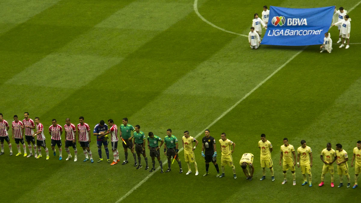 Jogadores de Guadalajara, árbitros e jogadores do América perfilados no gramado