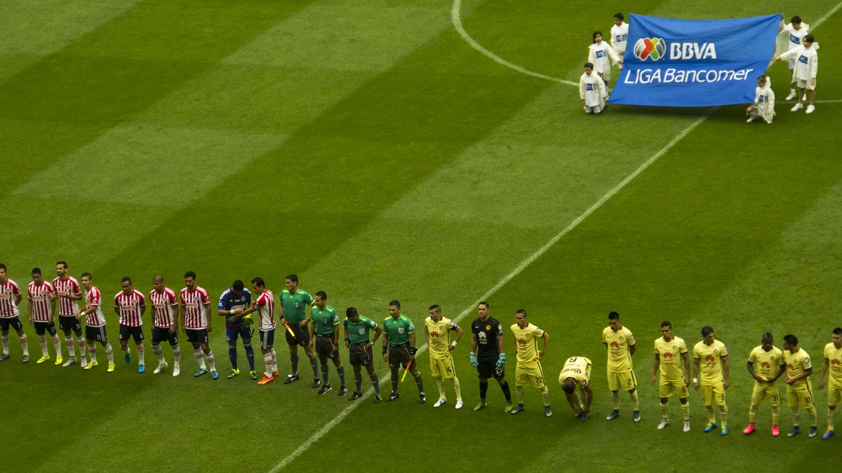 Jogadores de Guadalajara, árbitros e jogadores do América perfilados no gramado