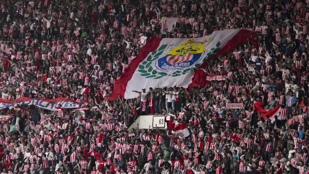 Torcida do Guadalajara ergue uma grande bandeira do clube nas arquibancadas