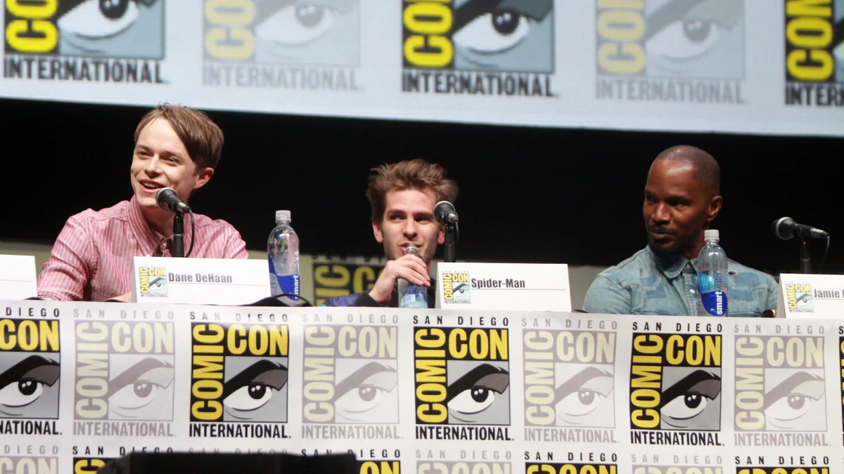 Dane DeHaan, Andrew Garfield y Jamie Foxx sentados en la mesa de un panel de la Comic-Con.