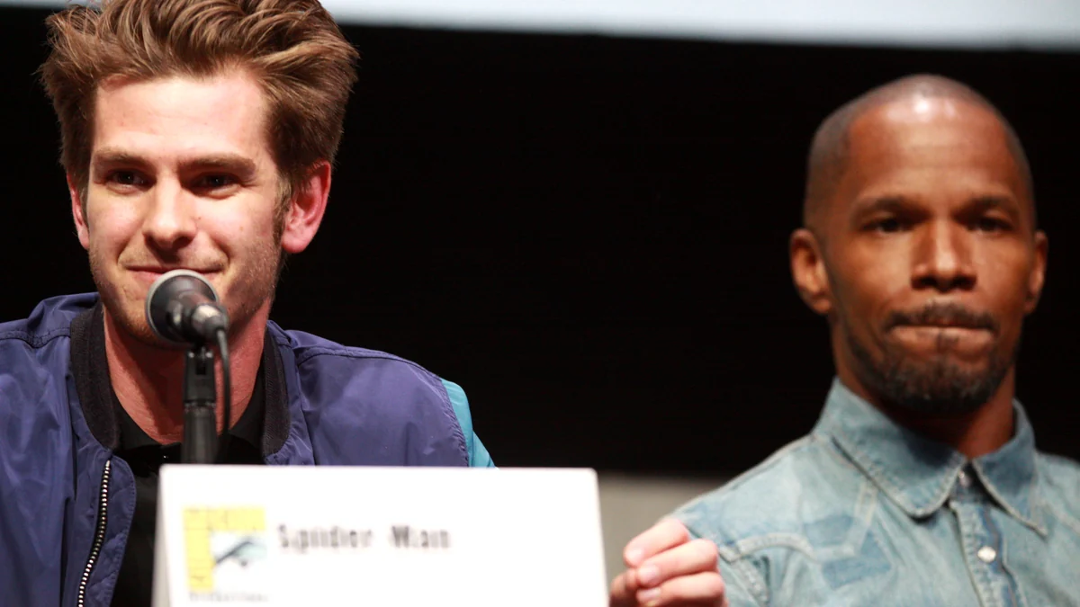 Andrew Garfield ante un micrófono, con Jamie Foxx al fondo, durante un panel de la Comic-Con.