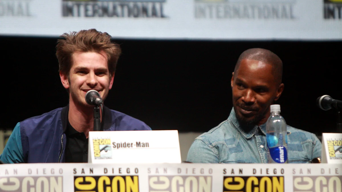 Andrew Garfield y Jamie Foxx sentados ante micrófonos en un panel de la Comic-Con.