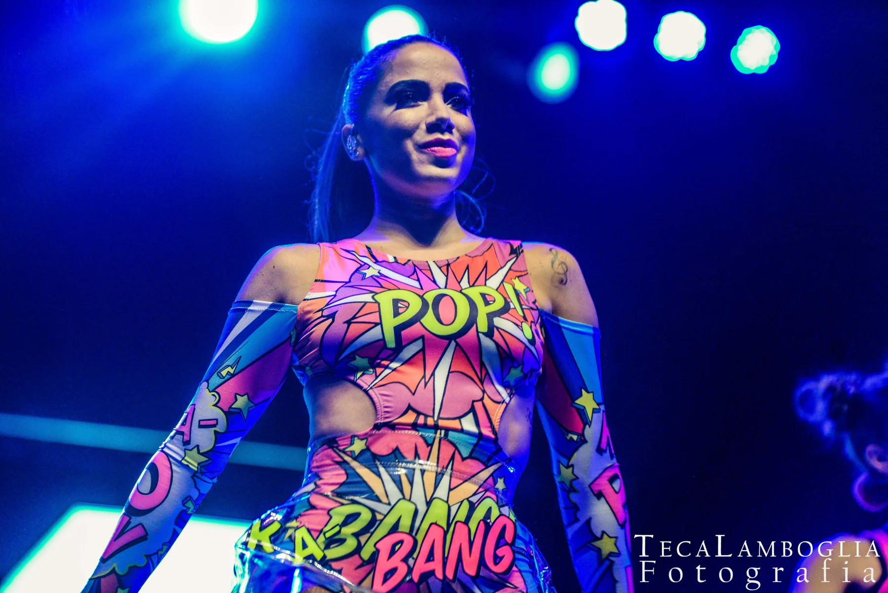 Anitta chantant lors d’une prestation en direct sur une scène éclairée.