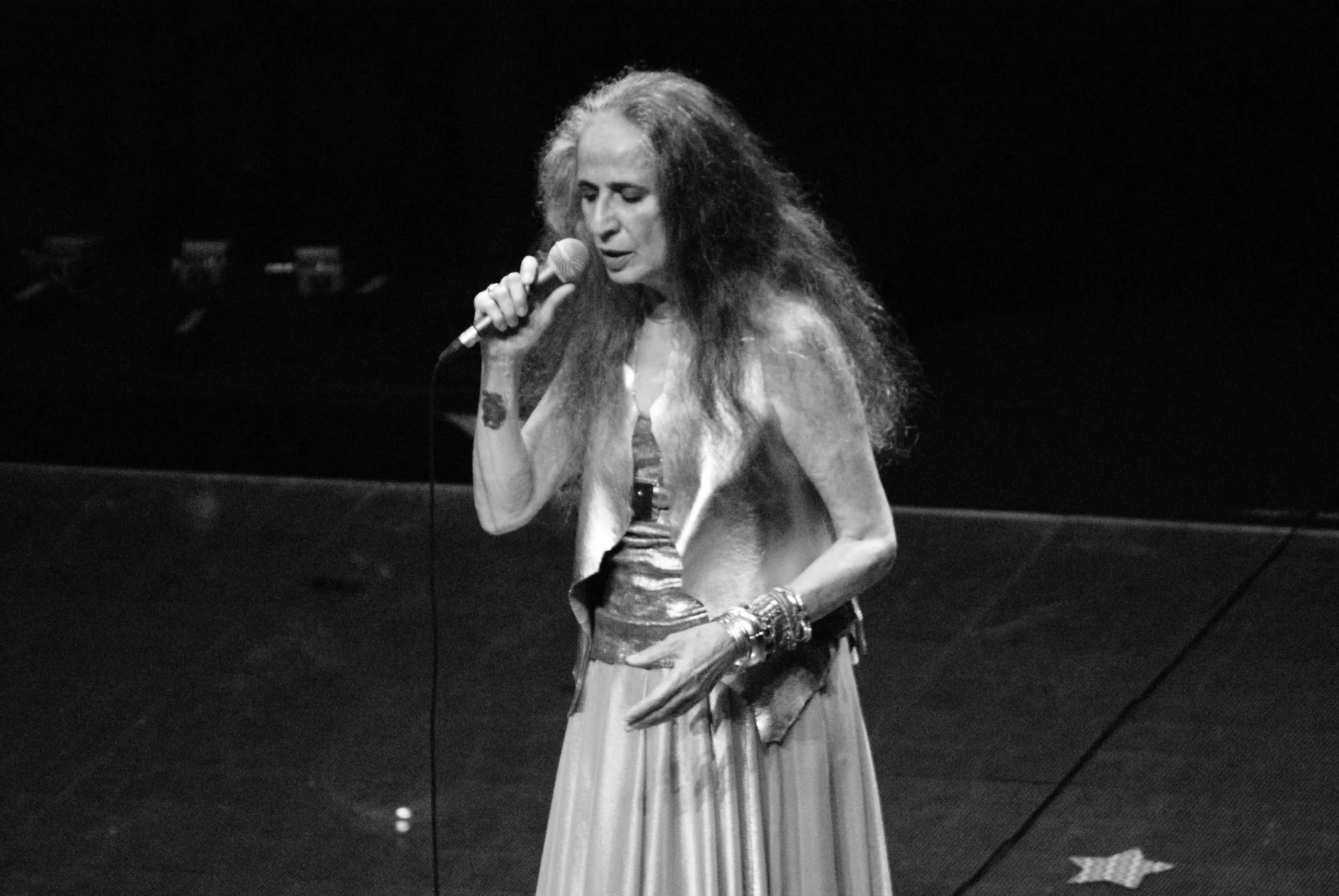 Maria Bethânia lors d’une performance musicale.