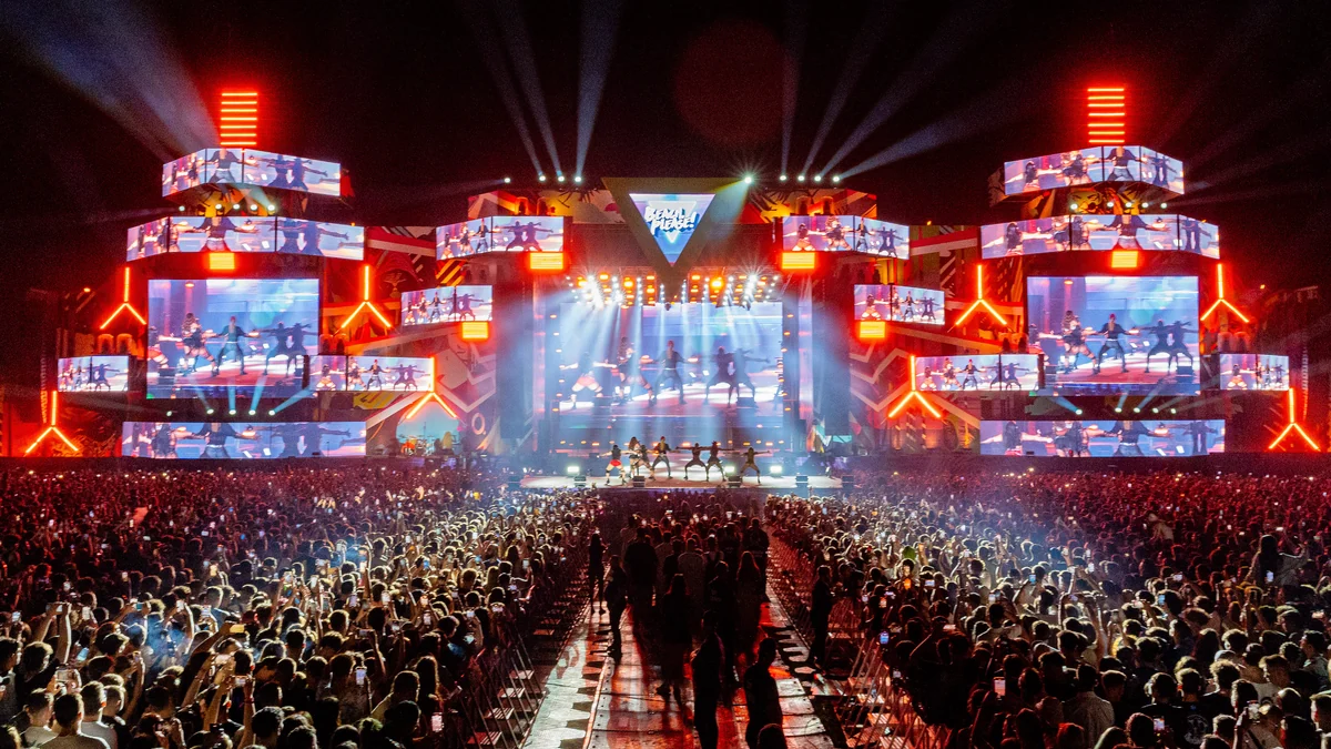 Anitta performing on a festival main stage in front of the audience.