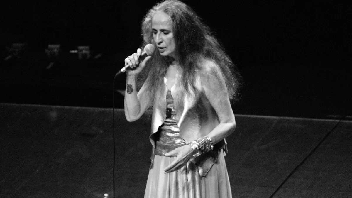 Maria Bethania en performance musicale, représentant le pont entre les générations de la musique brésilienne.