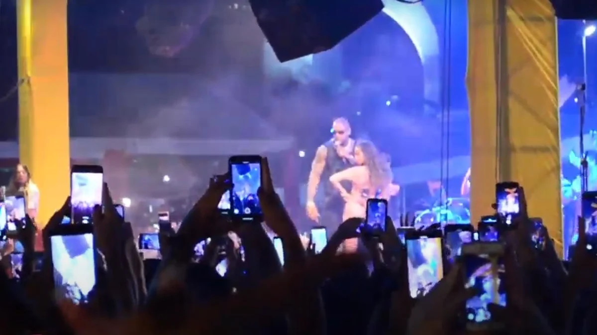 Anitta and Léo Santana singing together at an event at Memorial da América Latina.