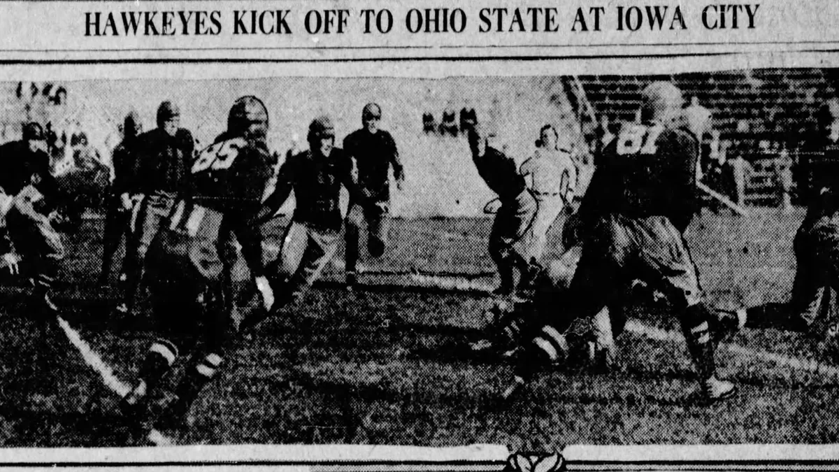 Recorte de periódico en blanco y negro muestra a jugadores de Iowa y Ohio State en el campo