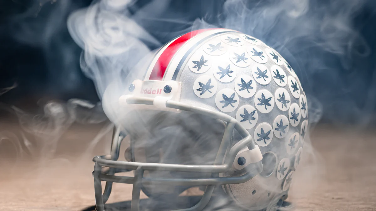Casco plateado de fútbol americano de Ohio State rodeado de humo