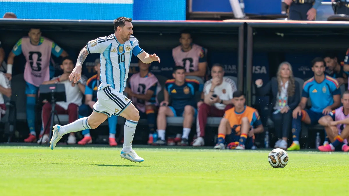 Lionel Messi corre hacia el balón con la camiseta 10 de Argentina