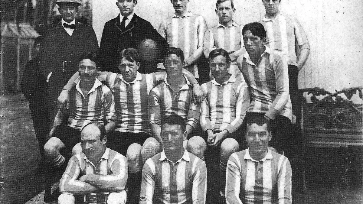 Jogadores e dirigentes da seleção argentina posam em uma fotografia em preto e branco de 1908