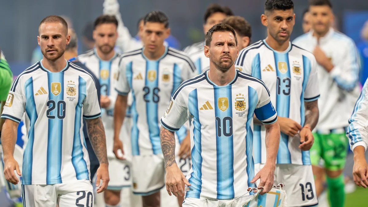 Lionel Messi caminha à frente de jogadores da seleção argentina