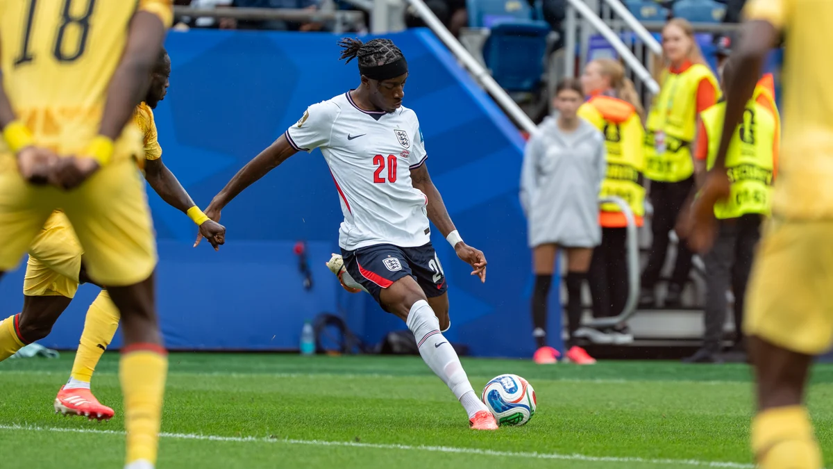 Noni Madueke, avec le maillot blanc numéro 20 de l’Angleterre, frappe le ballon lors d’un match contre le Ghana.