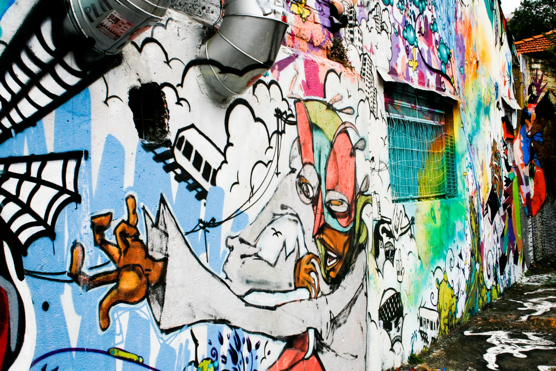 Rua do Beco do Batman com murais de diferentes artistas