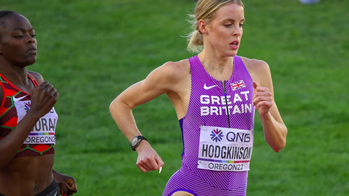 Keely Hodgkinson corre com uniforme roxo da Grã-Bretanha ao lado de outra atleta