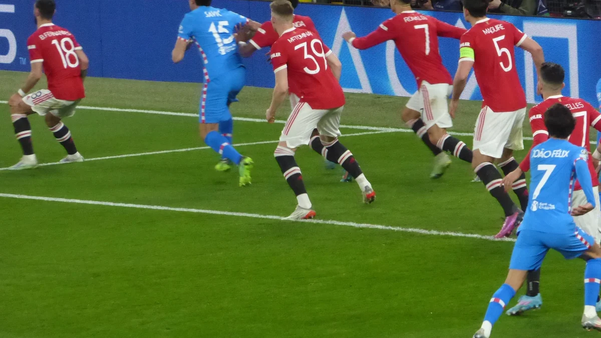 Jogadores de Manchester United, de vermelho, e Atlético de Madrid, de azul, disputam a bola na área