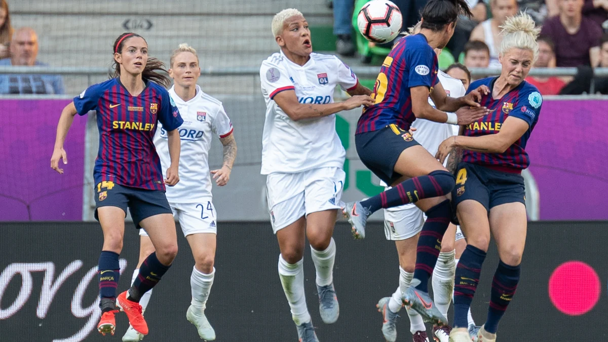 Aitana Bonmatí y otras jugadoras del Barcelona y del Lyon siguen una disputa por el balón