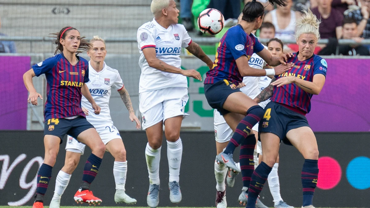 Aitana Bonmatí observa una disputa aérea entre jugadoras del Barcelona y del Lyon