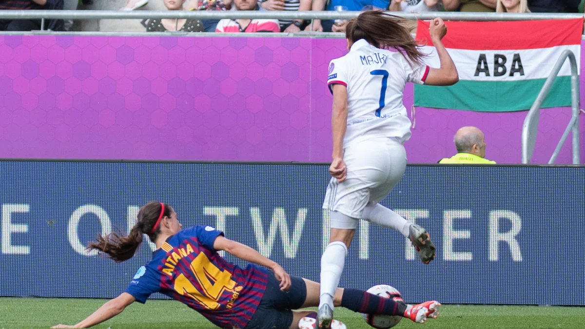 Aitana Bonmatí, avec le numéro 14 de Barcelone, effectue un tacle face à une joueuse de Lyon
