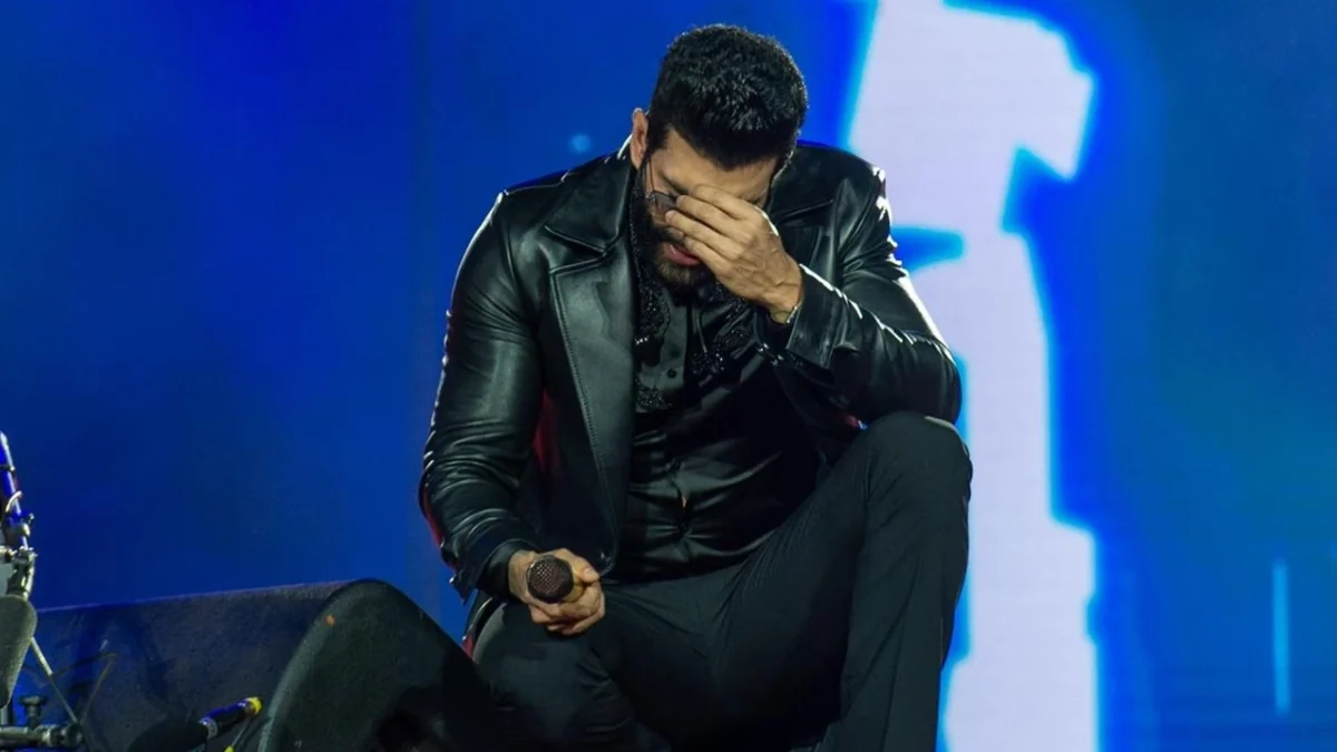 Gusttavo Lima se emociona durante show na Festa do Peão de Barretos 2026.