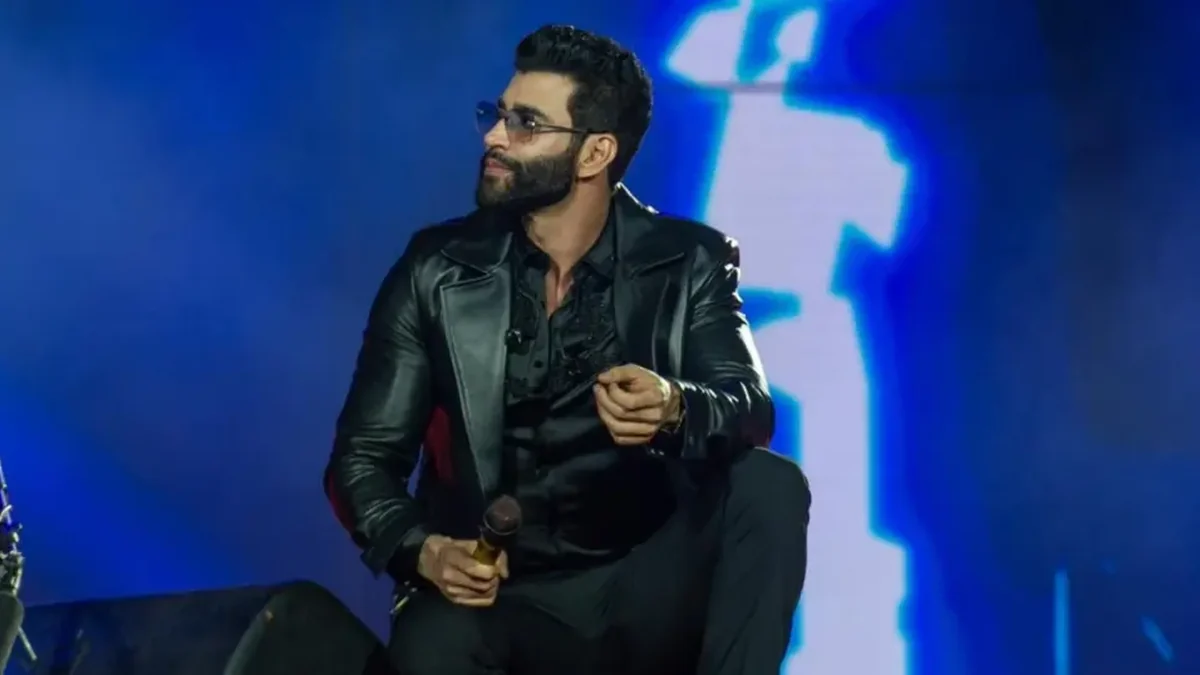 Gusttavo Lima no palco da Festa do Peão de Barretos 2026 durante apresentação no Palco Estádio.