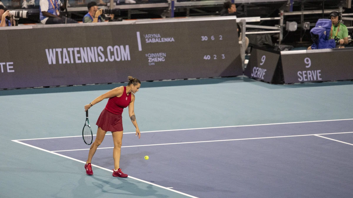 Aryna Sabalenka se prepara para sacar en una pista de tenis