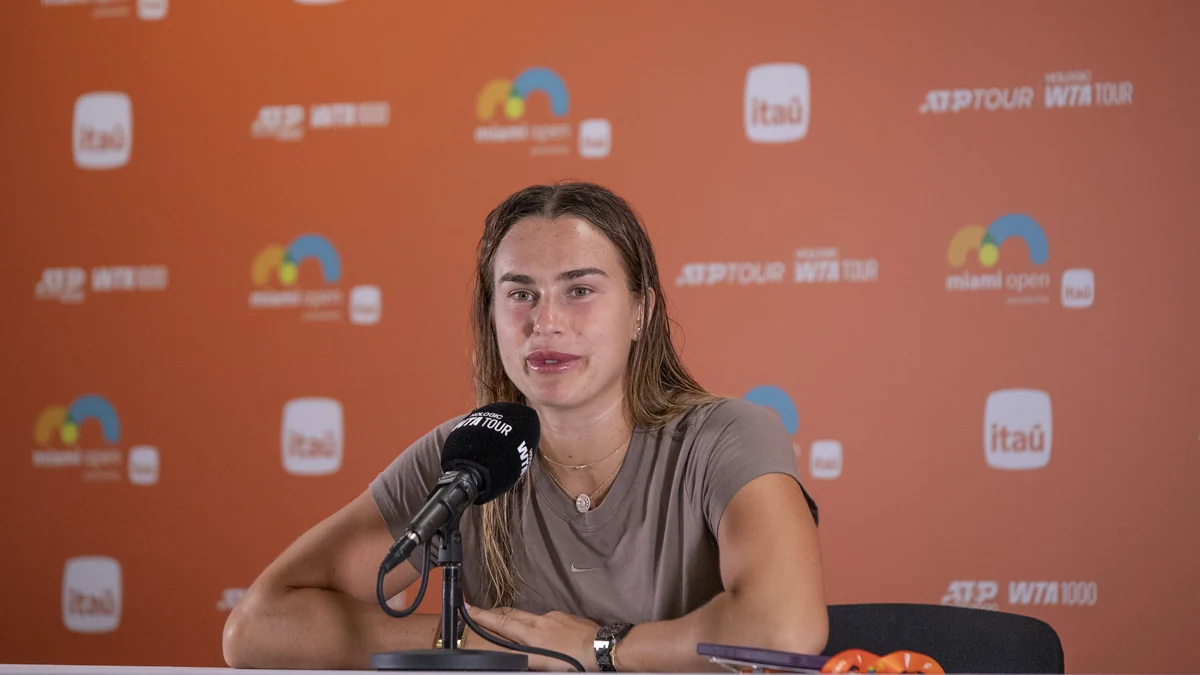 Aryna Sabalenka sentada ante un micrófono en una rueda de prensa