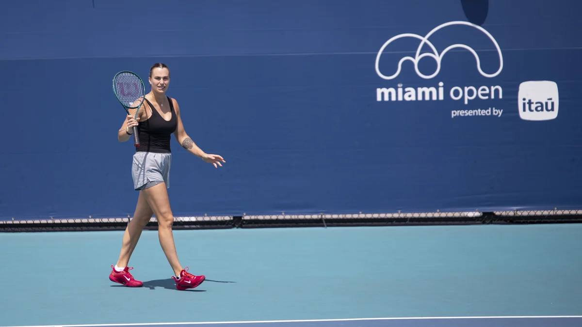 Aryna Sabalenka camina por una pista de tenis con la raqueta en la mano