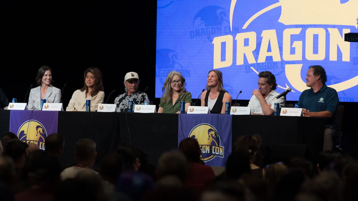 Panel Battlestar Galactica sur scène devant le public de la Dragon Con