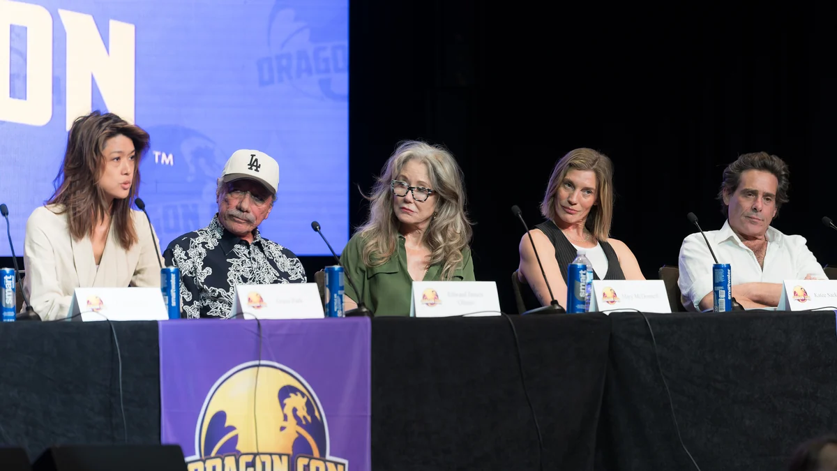 Cinq participants assis derrière des micros lors d’un panel Battlestar Galactica à la Dragon Con