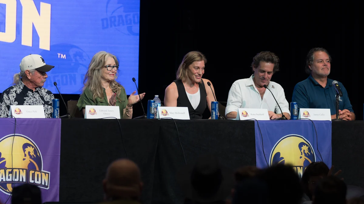 Cinq intervenants d’un panel Battlestar Galactica assis sur scène à la Dragon Con
