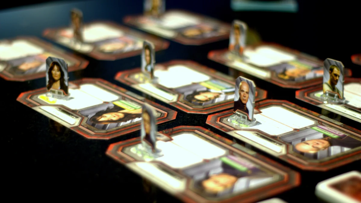 Cartes de personnages de Battlestar Galactica disposées sur une table de jeu